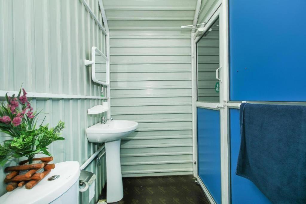A4 Hostel Colombo Airport: Eco-Lodge with Free Airport Transfers Katunayake Exterior photo